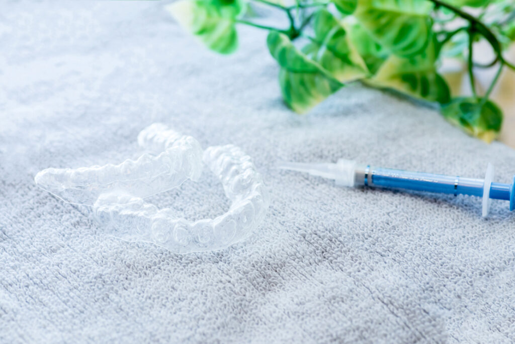 ホームホワイトニングで使用するマウストレーと薬剤